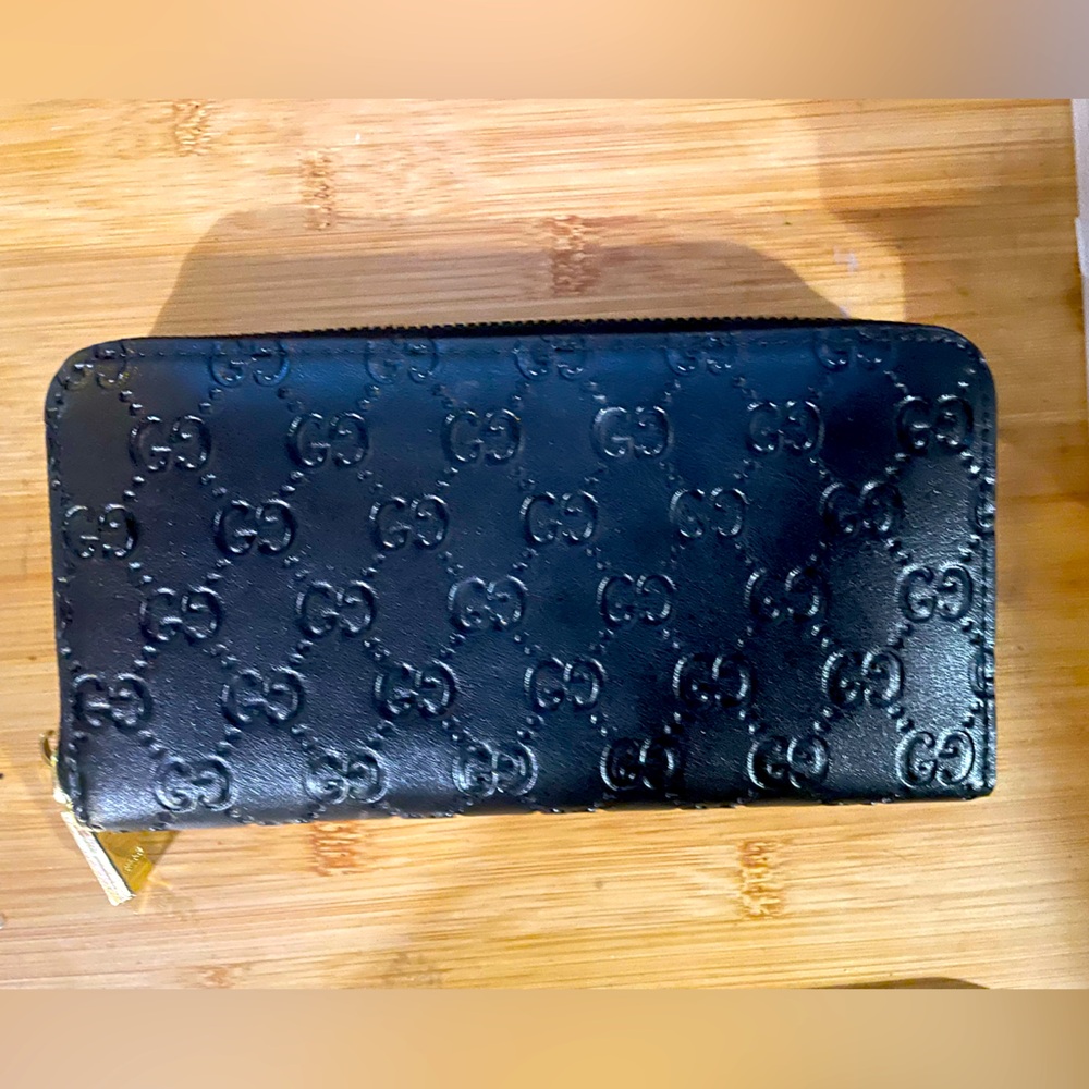 Women’s black leather authentic Gucci wallet